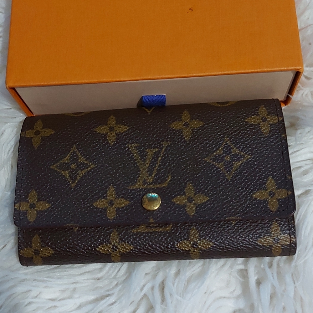 Selling a preloved authentic louis vuitton wallet, great condition.